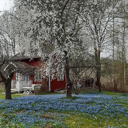 Röda Stugan På Slinken Sala Bagian luar foto